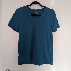 Universal Thread Women's Short Sleeve V-Neck T- Shirt, Medium